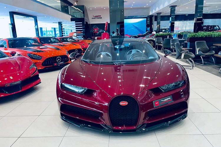 Một chiếc xe Bugatti Chiron Sport triệu đô sở hữu màu đỏ. 