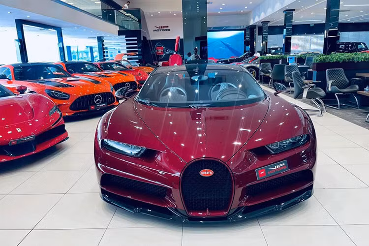 Một chiếc xe Bugatti Chiron Sport triệu đô sở hữu màu đỏ. 