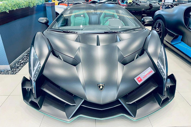 Lamborghini Veneno Roadster chỉ có 9 xe trên thế giới và đại gia Vip Motor từng trưng bày 2 xe, chiếc còn lại có nội thất màu đỏ hiện chưa rõ đã có khách chưa nhưng không còn xuất hiện cạnh xe Lamborghini Veneno Roadster từng của một thành viên trong hoàng gia Ả Rập Xê Út.