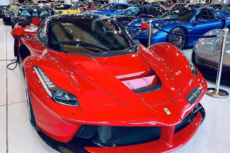 Siêu phẩm Ferrari LaFerrari cũng xuất hiện trong showroom này, chỉ có 499 xe LaFerrari sản xuất dành cho khách hàng và chiếc thứ 500 dành cho việc thiện nguyện.