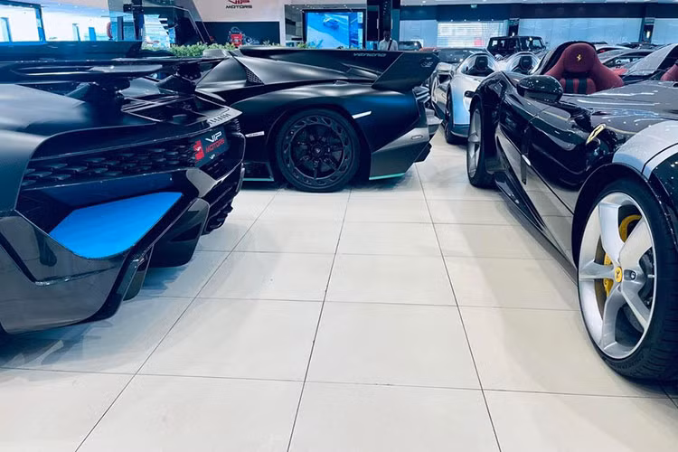 LaFerrari là 1 trong những dự án đặc biệt từ cách chọn khách, đề ra những yêu cầu khắt khe với người mua và tất nhiên là nhiều người yêu xe tại Việt Nam cũng mong muốn được nhìn thấy hypercar hybrid đầu tiên của Ferrari lăn bánh tại Việt Nam. Hiện chưa rõ chiếc xe Ferrari LaFerrari này mới được mang về Campuchia theo đơn đặt hàng của đại gia Việt hay là xe cũ của 1 đại gia nước bạn.