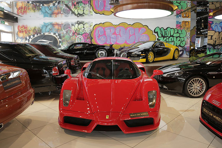 Dễ dàng nhận thấy 5/8 xe hypercar và megacar tại Việt Nam đều được nhập từ Dubai như Pagani Huayra, 2 xe Porsche 918 Spyder, Koenigsegg CCX, McLaren Senna của Hoàng Kim Khánh. 3 xe còn lại 2 chiếc nhập từ Mỹ là Bugatti Veyron và Koenigsegg Regera còn McLaren Senna hiện đang trong garage của "Qua" Vũ chưa rõ từ thị trường nào, chỉ biết xe từng thuộc sở hữu của kỹ sư người Canada.