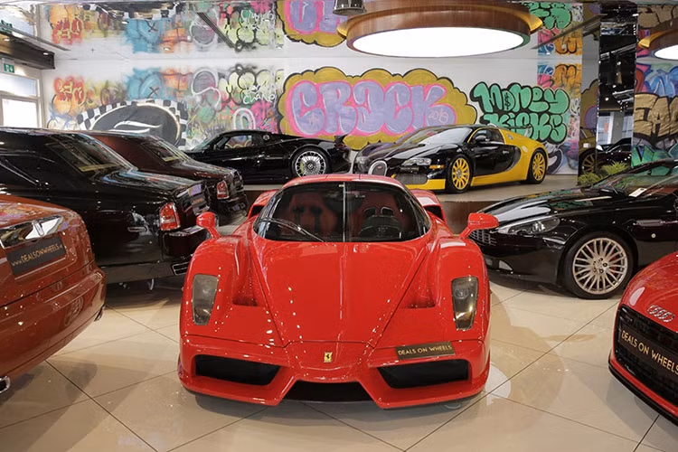 Dễ dàng nhận thấy 5/8 xe hypercar và megacar tại Việt Nam đều được nhập từ Dubai như Pagani Huayra, 2 xe Porsche 918 Spyder, Koenigsegg CCX, McLaren Senna của Hoàng Kim Khánh. 3 xe còn lại 2 chiếc nhập từ Mỹ là Bugatti Veyron và Koenigsegg Regera còn McLaren Senna hiện đang trong garage của "Qua" Vũ chưa rõ từ thị trường nào, chỉ biết xe từng thuộc sở hữu của kỹ sư người Canada.