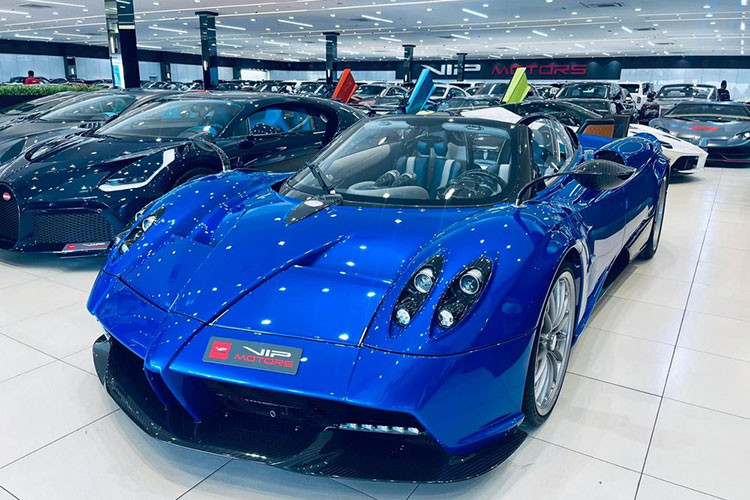 Một chiếc siêu xe Pagani Huayra Roadster có số lượng 100 xe và kế bên là Bugatti Divo chỉ có 40 chiếc.