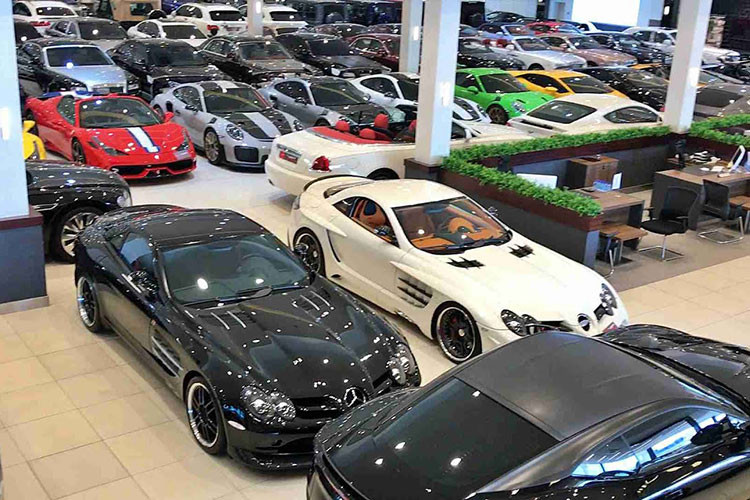 Tuy nhiên, cách đây gần 2 tháng, nhóm chuyên nhập siêu xe hypercar về Campuchia trước khi làm các thủ tục đăng ký biển số và bàn giao cho đại gia Việt đã chia sẻ hình ảnh chuyến đi sang Dubai và tất nhiên ngoài tháp Burj Khalifa để khám phá thì các showroom bán siêu xe ở nước này cũng là điểm bắt buộc phải đến.