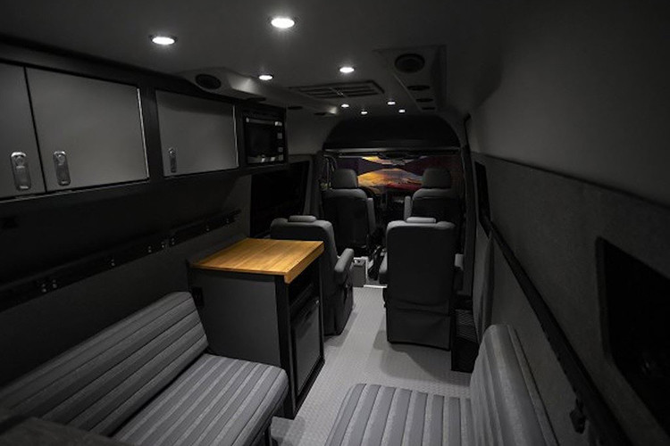 Giống như bất kỳ mẫu xe địa hình nào khác, "dàn chân" là thứ quan trọng nhất mà Lexani cần nâng cấp để khiến Sprinter có khả năng địa hình tốt hơn. Không chỉ có hệ thống phuộc được đôn cao, hãng độ này còn trang bị cho chiếc xe bộ mâm 20 inch đi kèm với lốp gai bản lớn.