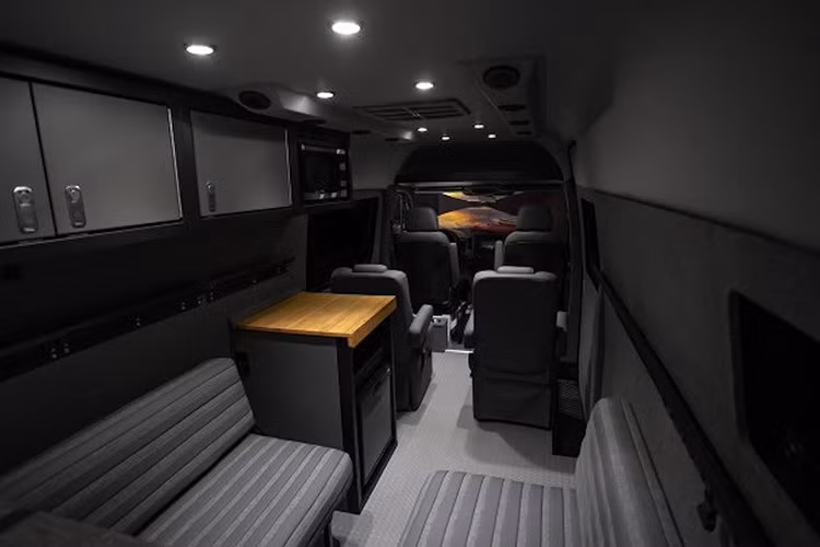 Giống như bất kỳ mẫu xe địa hình nào khác, "dàn chân" là thứ quan trọng nhất mà Lexani cần nâng cấp để khiến Sprinter có khả năng địa hình tốt hơn. Không chỉ có hệ thống phuộc được đôn cao, hãng độ này còn trang bị cho chiếc xe bộ mâm 20 inch đi kèm với lốp gai bản lớn.