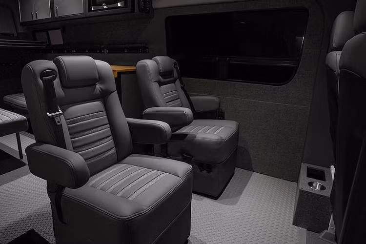 Ngoài ra, gói LM-EXTV còn trang bị thêm ba-đờ-sốc bảo vệ cản trước, baga chằng đồ trên mui xe và thang leo lên mui gắn ở cửa sau. Các nâng cấp ngoại thất khác của xe bao gồm decal trang trí rằn ri và dàn đèn chiếu sáng LED trên ba-đờ-sốc hay mui xe.