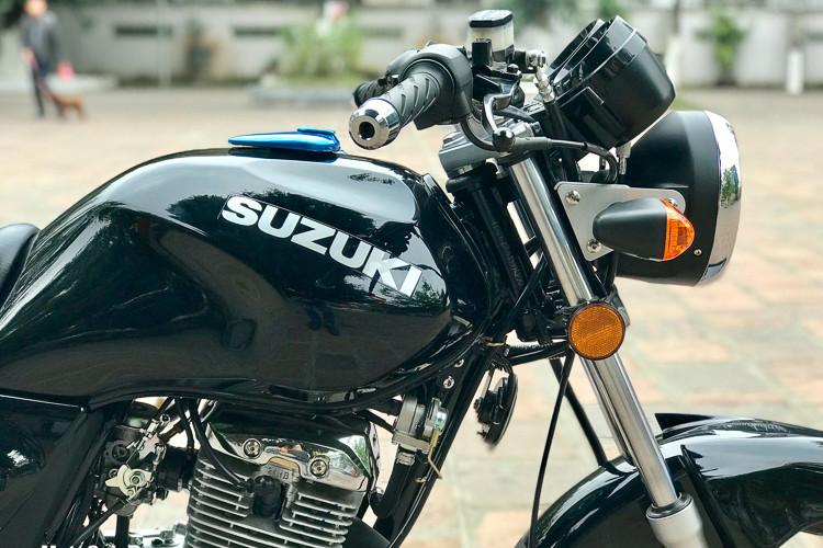 Thiết kế thân xe đúng chất backbone hoài cổ với bình xăng ở phía trước kẹp giữa 2 chân, yên xe có chiều cao ngang với bình xăng, cùng tay lái cao và rộng. Phong cách của xe côn tay giá rẻ Suzuki EN 125 gợi cho chúng ta nhớ đến mẫu những mẫu xe máy côn tay backbone từng làm mưa, làm gió một thời tại Việt Nam những năm thập niên 90. 