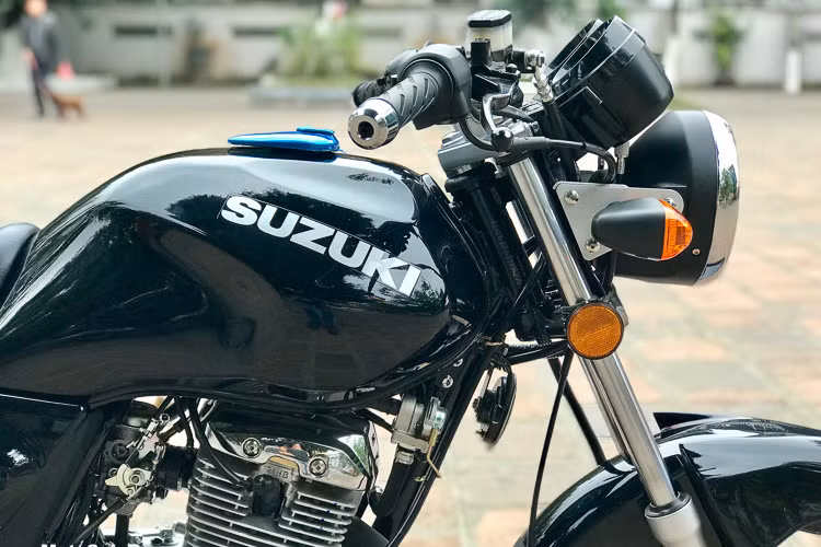 Thiết kế thân xe đúng chất backbone hoài cổ với bình xăng ở phía trước kẹp giữa 2 chân, yên xe có chiều cao ngang với bình xăng, cùng tay lái cao và rộng. Phong cách của xe côn tay giá rẻ Suzuki EN 125 gợi cho chúng ta nhớ đến mẫu những mẫu xe máy côn tay backbone từng làm mưa, làm gió một thời tại Việt Nam những năm thập niên 90. 