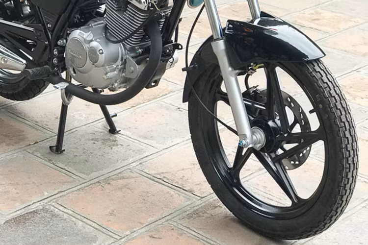 Hệ thống treo trước là loại ống lồng thủy lực, còn hệ thống treo sau là loại lò xo đôi đi kèm với giảm chấn thủy lực. Mâm xe trước và sau đều là dạng đúc hợp kim 5 chấu có kích thước 17 inch đi kèm lốp không săm. Mặc dù là mẫu xe máy côn tay giá rẻ, nhưng Suzuki cũng trang bị cho EN 125 phanh đĩa trước hiện đại, phanh sau là loại đùm.