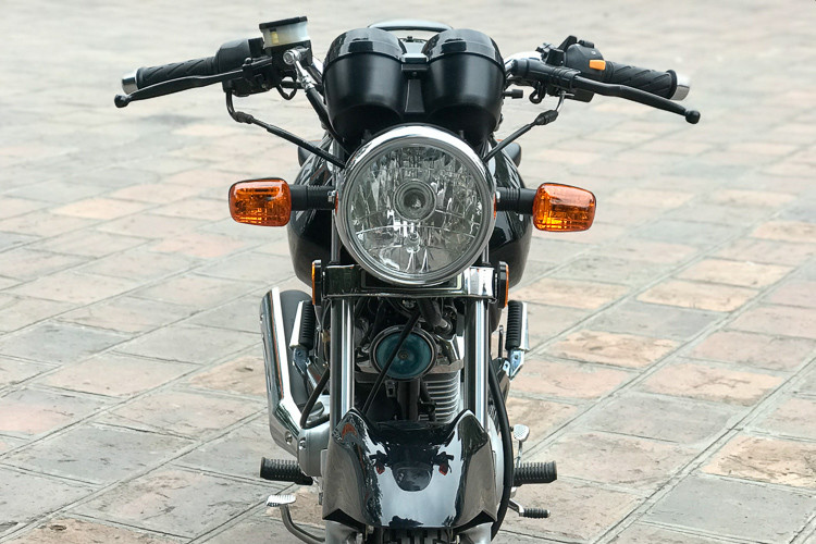 Suzuki EN 125 sở hữu kích thước bao gồm; chiều dài 2.040 mm, rộng 745 mm và cao 1.135 mm. Chiều dài cơ sở 1.270 mm, trọng lượng khoảng 120 kg. Xe sở hữu thiết kế với phần đầu là đèn tròn với bóng đốt dạng halogen cổ điển đậm chất backbone, cặp xi nhan rời hình giọt nước.