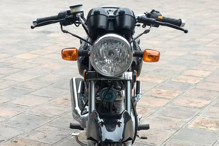 Suzuki EN 125 sở hữu kích thước bao gồm; chiều dài 2.040 mm, rộng 745 mm và cao 1.135 mm. Chiều dài cơ sở 1.270 mm, trọng lượng khoảng 120 kg. Xe sở hữu thiết kế với phần đầu là đèn tròn với bóng đốt dạng halogen cổ điển đậm chất backbone, cặp xi nhan rời hình giọt nước.