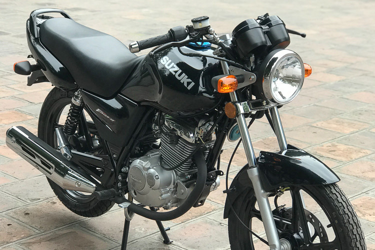 Bình xăng của mẫu xe này có dung tích lên tới 14 lít, trên bình vẫn mang logo Suzuki cách điệu. Thân xe được thiết kế với bộ khung thép kế thừ từ mẫu Suzuki GD110, chiều cao yên xe là 750 mm. Đèn sau sử dụng công nghệ halogen phổ thông và đèn xi nhan có dạng rời giống phía trước, pad biển số nằm phía dưới đèn hậu của xe.