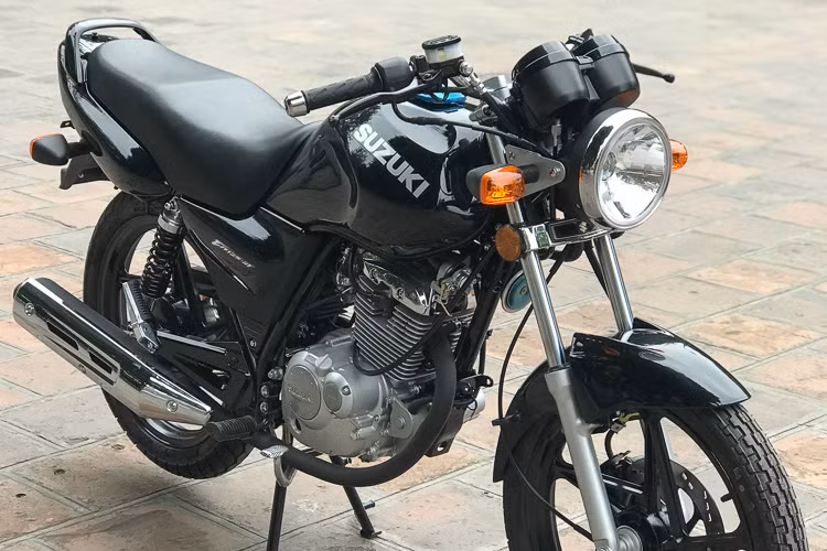 Bình xăng của mẫu xe này có dung tích lên tới 14 lít, trên bình vẫn mang logo Suzuki cách điệu. Thân xe được thiết kế với bộ khung thép kế thừ từ mẫu Suzuki GD110, chiều cao yên xe là 750 mm. Đèn sau sử dụng công nghệ halogen phổ thông và đèn xi nhan có dạng rời giống phía trước, pad biển số nằm phía dưới đèn hậu của xe.