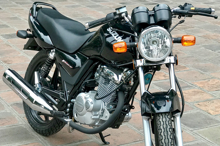 Giá xe máy Suzuki EN 125 2019 phiên bản mới nhất hiện bán ra thị trường khá rẻ, chỉ hơn 40 triệu đồng (đã bao gồm biển số). Xe được các đại lý tư nhân tại Việt Nam nhập khẩu về, đây được xem là mẫu xe côn tay có giá bán tốt nhất hiện nay khi đã bao gồm cả phí đăng ký và ra biển.