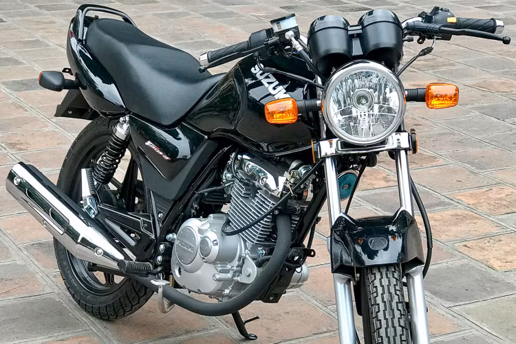 Giá xe máy Suzuki EN 125 2019 phiên bản mới nhất hiện bán ra thị trường khá rẻ, chỉ hơn 40 triệu đồng (đã bao gồm biển số). Xe được các đại lý tư nhân tại Việt Nam nhập khẩu về, đây được xem là mẫu xe côn tay có giá bán tốt nhất hiện nay khi đã bao gồm cả phí đăng ký và ra biển.