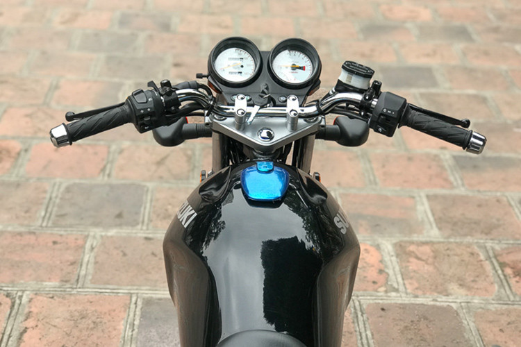 Trên bảng đồng hồ đôi của Suzuki EN 125 2019 khá cơ bản, chỉ bao gồm một đồng hồ đo vận tốc, một đồng hồ đo vòng tua máy và đèn báo các cấp số, xi nhan, chế độ pha... Ngoài ra, GD110 cũng có một chế độ đánh dấu hành trình (trip) điều chỉnh bằng tay, nằm ở bên dưới ô ODO.