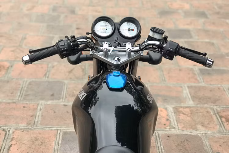 Trên bảng đồng hồ đôi của Suzuki EN 125 2019 khá cơ bản, chỉ bao gồm một đồng hồ đo vận tốc, một đồng hồ đo vòng tua máy và đèn báo các cấp số, xi nhan, chế độ pha... Ngoài ra, GD110 cũng có một chế độ đánh dấu hành trình (trip) điều chỉnh bằng tay, nằm ở bên dưới ô ODO.