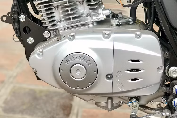 Suzuki EN 125 2019 được trang động cơ xi lanh đơn làm mát bằng gió kèm bộ chế hòa khí hàng hiệu MIKUNI, động cơ trang bị bộ xử lý khí thải đạt tiêu chuẩn khí thải EURO 3, dung tích 124cc cho công suất cực đại 8Kw/9000v/ph, động cơ trang bị hộp số 5 cấp với kiểu sang số côn tay quen thuộc từ 1 đến N,2,3,4,5.