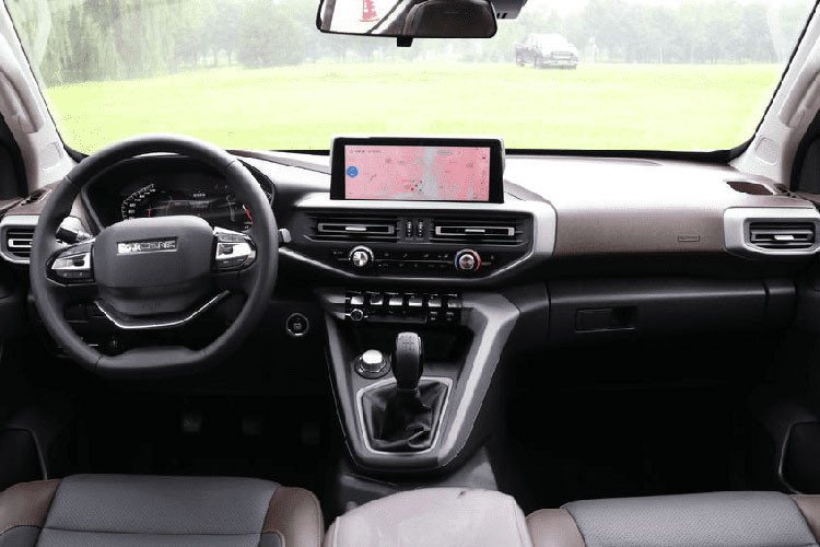 Điểm đáng chê trách lớn nhất có lẽ là phần chữ cái tên xe trên lưới tản nhiệt tỏ ra rất khó đọc. Có lẽ Changan nên sớm thay đổi phông chữ này để giúp khả năng nhận diện thương hiệu được tốt hơn.