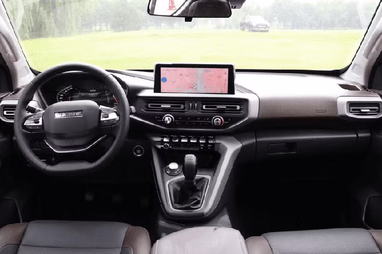 Điểm đáng chê trách lớn nhất có lẽ là phần chữ cái tên xe trên lưới tản nhiệt tỏ ra rất khó đọc. Có lẽ Changan nên sớm thay đổi phông chữ này để giúp khả năng nhận diện thương hiệu được tốt hơn.