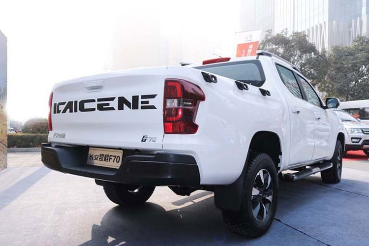 Xe chỉ có một lựa chọn hộp số sàn 6 cấp mà không có số tự động. Sau này, nhà sản xuất sẽ bổ sung thêm một máy xăng tăng áp dung tích 2.4 lít nữa.