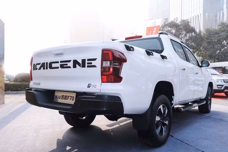 Xe chỉ có một lựa chọn hộp số sàn 6 cấp mà không có số tự động. Sau này, nhà sản xuất sẽ bổ sung thêm một máy xăng tăng áp dung tích 2.4 lít nữa.