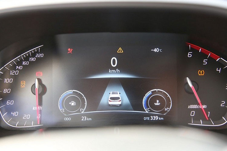 Người mua Kaicene F70 sẽ có những tùy chọn động cơ bao gồm một máy dầu tăng áp dung tích 1.9 lít mới với 190 mã lực và 350 Nm mô-men xoắn cực đại, và một máy tăng áp dàu dung tích 2.5 lít cũ lấy từ Isuzu với 129 mã lực và 320 Nm mô-men xoắn cực đại.