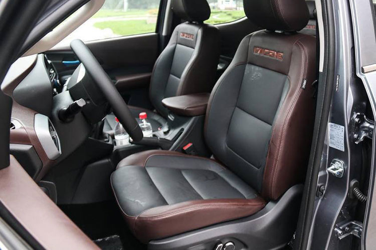 Nội thất của xe trông khá công nghệ với một bảng đồng hồ lai kỹ thuật số và một màn hình thông tin giải trí 12 inch to tướng đặt nổi trên mặt táp-lô.