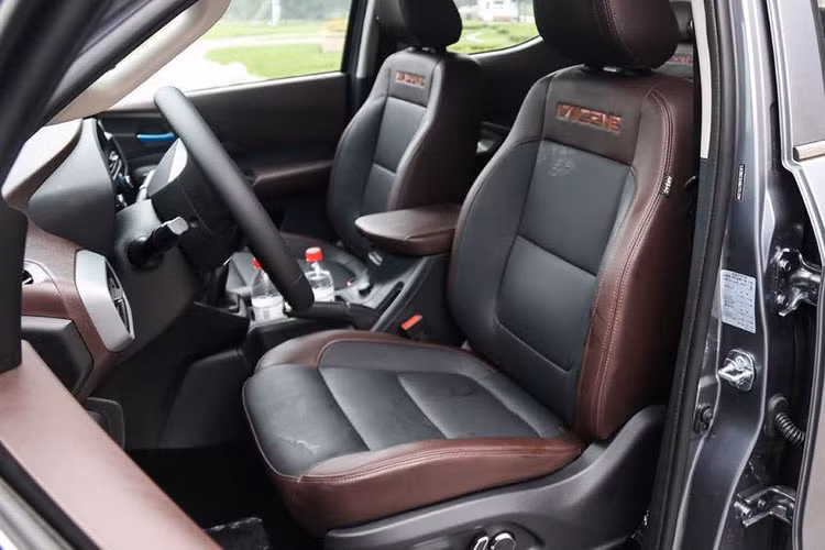 Nội thất của xe trông khá công nghệ với một bảng đồng hồ lai kỹ thuật số và một màn hình thông tin giải trí 12 inch to tướng đặt nổi trên mặt táp-lô.