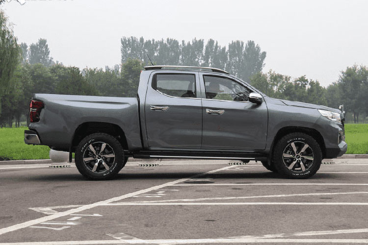 Kaicene là một thương hiệu con trực thuộc tập đoàn ôtô Changan Auto. Nó có nhiệm vụ sản xuất các phương tiện thương mại, một mẫu MPV, và vài mẫu bán tải. Tên Trung Quốc của thương hiệu này là Kaicheng (Khải Trình). Trên phương diện thẩm mỹ, mẫu bán tải mới này trông ưa nhìn nhưng không có gì đặc sắc.