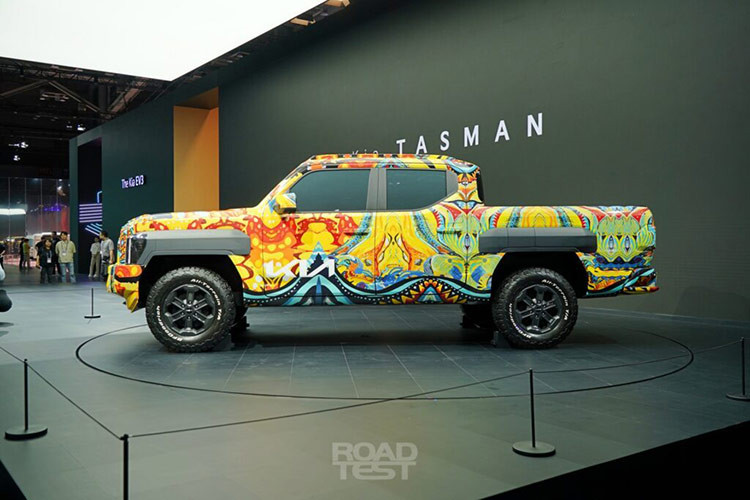 Đây là phiên bản thử nghiệm có màu sơn đặc biệt của nghệ sĩ Richard Boyd-Dunlop, để lộ một số bộ phận để khoe các yếu tố thiết kế như vòm bánh xe vuông và đèn pha thẳng đứng. Trước đó chiếc xe đã được ra mắt online vào tháng 4 vừa qua.