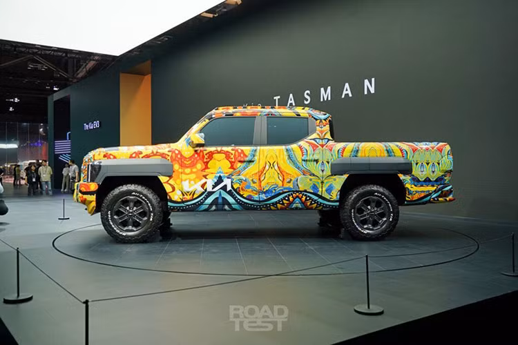 Đây là phiên bản thử nghiệm có màu sơn đặc biệt của nghệ sĩ Richard Boyd-Dunlop, để lộ một số bộ phận để khoe các yếu tố thiết kế như vòm bánh xe vuông và đèn pha thẳng đứng. Trước đó chiếc xe đã được ra mắt online vào tháng 4 vừa qua.