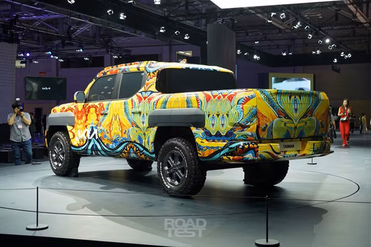 Tuy nhiên, chiếc xe bán tải Kia Tasman được trưng bày là mô hình tỷ lệ thật vì nhiều bộ phận như phanh và hệ thống treo bị thiếu. Tuy nhiên, ẩn sau lớp nguỵ trang nghệ thuật vẫn là thiết kế cuối cùng, thể hiện ở các tiện ích như camera cho hệ thống điểm mù và bậc lên xuống được tích hợp vào cản sau.