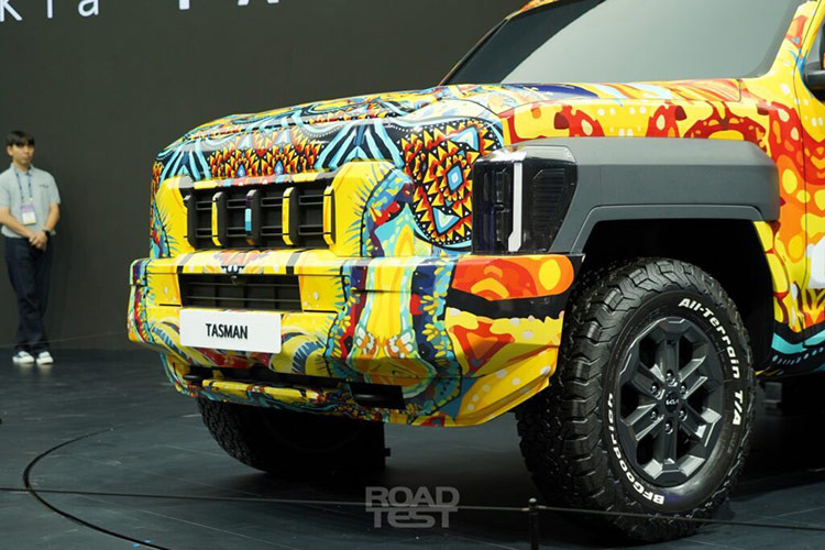 Cần nói thêm rằng chiếc xe Kia Tasman hoàn toàn mới được trưng bày cũng có các cửa bịt kín, càng chứng minh nó chỉ là mô hình hoặc ít nhất thì Kia chưa sẵn sàng hé lộ bên trong cabin.