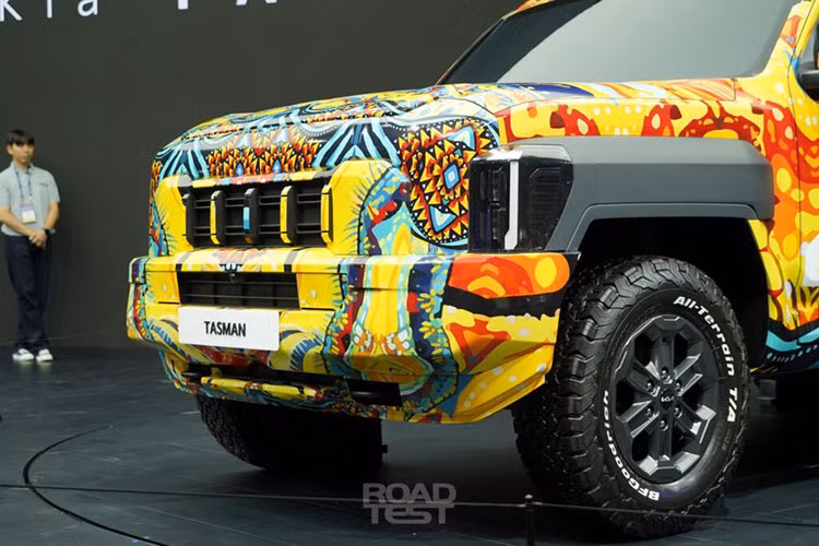 Cần nói thêm rằng chiếc xe Kia Tasman hoàn toàn mới được trưng bày cũng có các cửa bịt kín, càng chứng minh nó chỉ là mô hình hoặc ít nhất thì Kia chưa sẵn sàng hé lộ bên trong cabin.