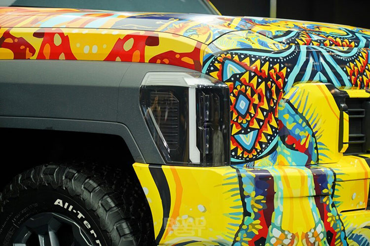 Nhưng một video trước đó đã cho thấy nội thất của Tasman được thiết kế theo kiểu vuông vức hiện đại tương tự như mẫu SUV điện EV9. Điểm chung giữa 2 mẫu xe là bố cục màn hình kép và bảng điều khiển trung tâm tối giản.