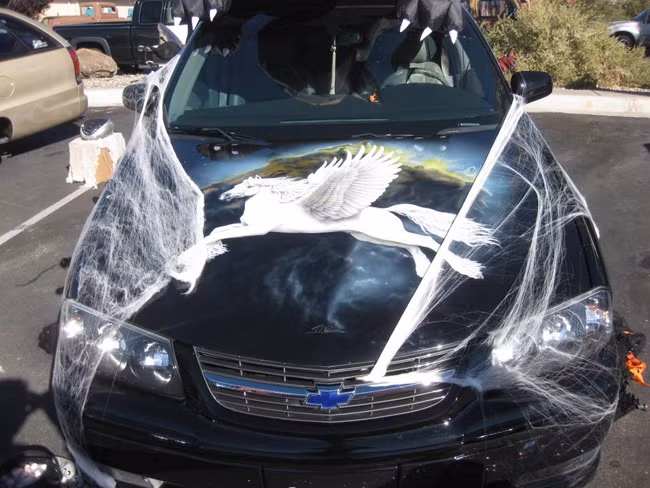 Chắc hẳn người tài xế phải rất dũng cảm để bước vào chiếc xe ma mị được ghi dấu ấn của quỷ này.