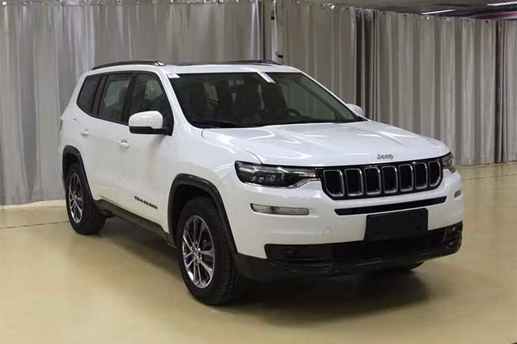 Grand Commander sẽ được sản xuất ở Trung Quốc bởi liên doanh Quảng Châu - Fiat. Tại thị trường này, xe sẽ được trang bị động cơ xăng 4 xi-lanh thẳng hàng 2.0l tăng áp tương tự trên Jeep Wrangler thế hệ mới, với 2 mức công suất tùy vào từng phiên bản cấu hình là 234 hoặc 265 mã lực.