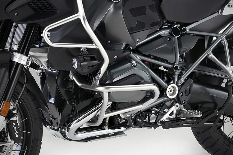 Về sức mạnh, mẫu Adventure truyền động hai bánh của BMW bao gồm động cơ boxer hai xylanh đối xứng, dung tích 1.254cc, làm mát bằng dung dịch, sản sinh công suất 136 mã lực, mômen xoắn cực đại 143 Nm và mô tơ điện 45 mã lực, tổng công suất của xe ở mức 181 mã lực.