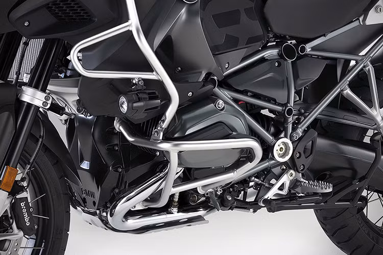 Về sức mạnh, mẫu Adventure truyền động hai bánh của BMW bao gồm động cơ boxer hai xylanh đối xứng, dung tích 1.254cc, làm mát bằng dung dịch, sản sinh công suất 136 mã lực, mômen xoắn cực đại 143 Nm và mô tơ điện 45 mã lực, tổng công suất của xe ở mức 181 mã lực.