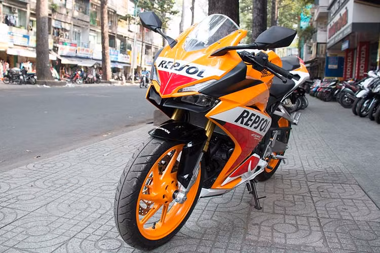Honda từng mang mẫu xe môtô thể thao CBR250RR trưng bày tại triển lãm môtô, xe máy Việt Nam 2017, tuy nhiên đến nay vẫn chưa có thông tin sẽ phân phối chính hãng. Người dùng phải tìm mua dòng xe này qua các kênh nhập khẩu tư nhân và mức giá của nó cũng không hề rẻ, lên đến gần 200 triệu đồng sau khi ra biển số.
