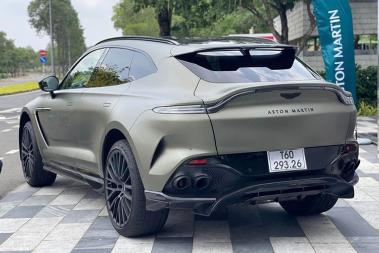 Về ngoại hình, mẫu siêu SUV Aston Martin DBX707 nổi bật với vẻ ngoài hầm hố nhờ gói trang bị thể thao. Cụ thể, chiếc SUV mạnh nhất thế giới được trang bị lưới tản nhiệt và các hốc hút gió cỡ lớn, giúp cải thiện khả năng khí động học cũng như làm mát phanh/hộp số/động cơ.