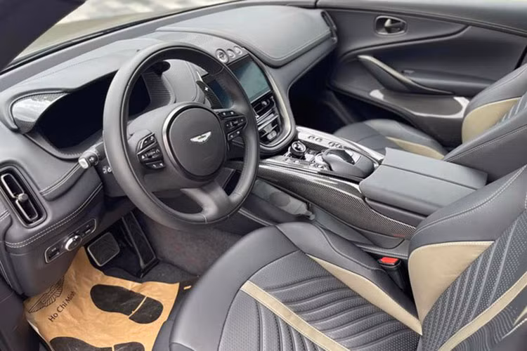 Các chi tiết bên trong xe thiết kế phong cách thể thao, kèm các đường chỉ khâu tương phản. Hãng cung cấp 3 tuỳ chọn phong cách nội thất, gồm Accelerate (tiêu chuẩn) với chất liệu pha trộn giữa da và vật liệu Alcantara. Khách hàng có thể tùy biến mọi màu sắc theo sở thích cá nhân.