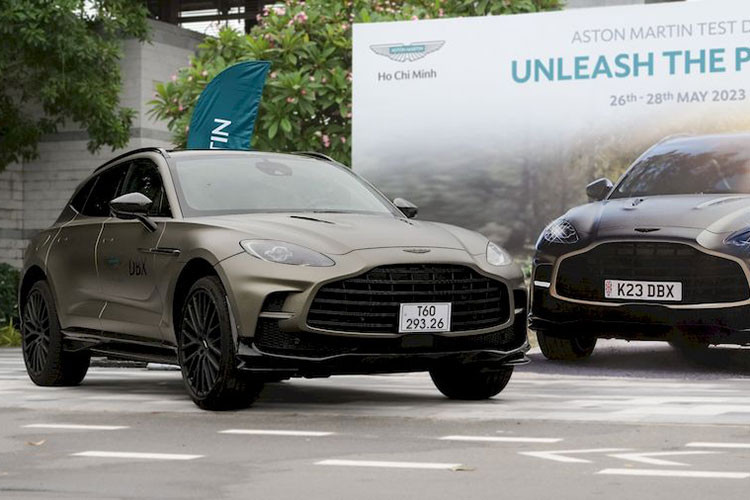 Mới đây, một chiếc Aston Martin DBX707 chính hãng vừa được hãng xe Anh Quốc mang về phục vụ công tác trưng bày và tổ chức lái thử ở TP.HCM. Tính đến nay, đây là chiếc DBX707 thứ 3 xuất hiện tại nước ta. Khác với 2 xe đầu tiên, chiếc xe này mang trên mình màu sơn Q Satin Titanium Grey lạ mắt.