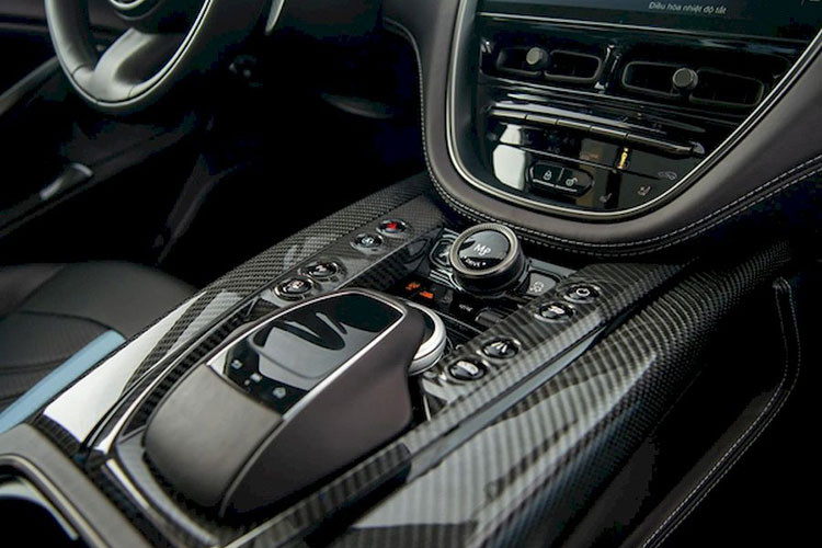 Cỗ máy tăng áp kép V8, dung tích 4.0 lít do Mercedes-AMG cung cấp trên Aston Martin DBX707 cho công suất 697 mã lực, mô-men xoắn cực đại 900 Nm. So với bản tiêu chuẩn, công suất của DBX707 tăng thêm 155 mã lực và mô-men xoắn cực đại thêm 200 Nm.