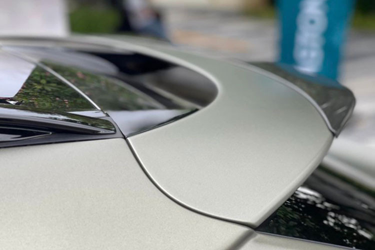 Cụ thể, Aston Martin DBX707 có hệ thống treo khí nén ba buồng thích ứng mới, cùng với lò xo giảm xóc/hệ thống đánh lái/điện tử được tinh chỉnh lại. Bộ phanh gốm carbon được trang bị tiêu chuẩn, đường kính 420mm phía trước và 390mm phía sau đi kèm kẹp phanh 6 pít-tông.