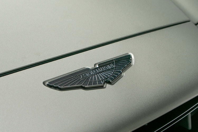 Thêm vào đó là đèn ban ngày kiểu mới, cánh lướt gió cỡ lớn phía sau, bộ khuếch tán gió sau dạng F1 và cụm ống xả kép sơn tối màu. So với DBX tiêu chuẩn, Aston Martin DBX707 được nâng cấp về khung gầm, hệ thống treo và hệ thống lái.