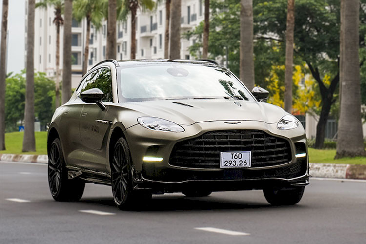 Bước vào trong cabin, Aston Martin DBX707 có bảng điều khiển trung tâm thiết kế lại với các nút bấm riêng tùy chỉnh hệ thống treo, các chế độ lái và cả hệ thống xả chủ động, giúp người dùng nhanh chóng lựa chọn các thiết lập mong muốn mà không cần đụng tới màn cảm ứng trung tâm.